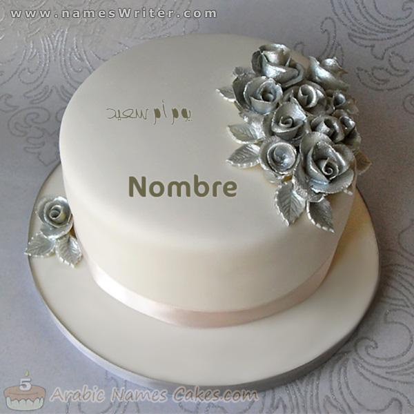 Una tarta generosa con rosas de plata y las más bellas bendiciones.
