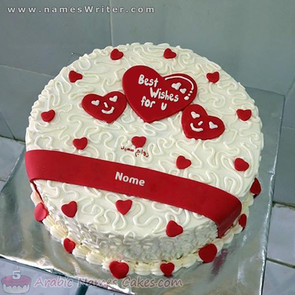 O bolo de corações vermelhos e os mais lindos parabéns
