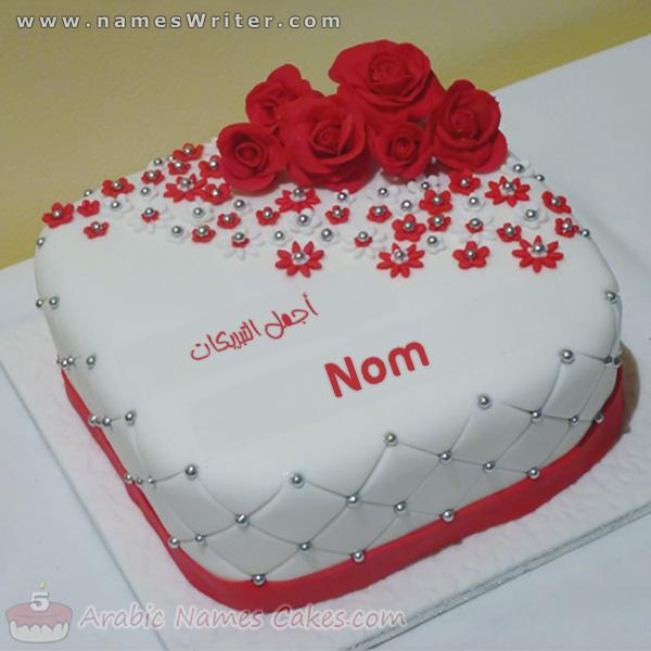 Gâteau d`oreiller avec roses rouges et les plus belles félicitations