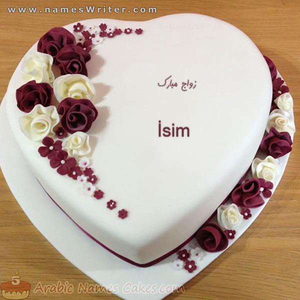 Beyaz kalpli pasta, romantik kalpler ve mübarek bir evlilik