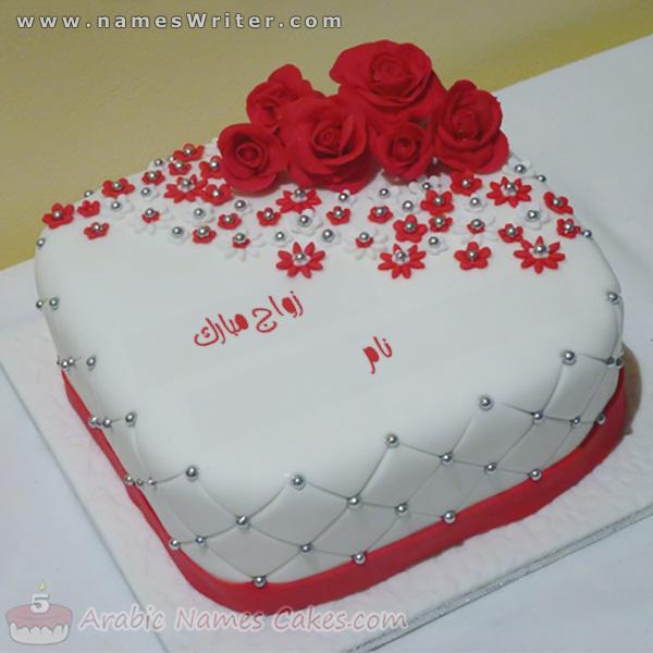 سرخ گلاب کے ساتھ تکیہ کیک اور ایک مبارک شادی