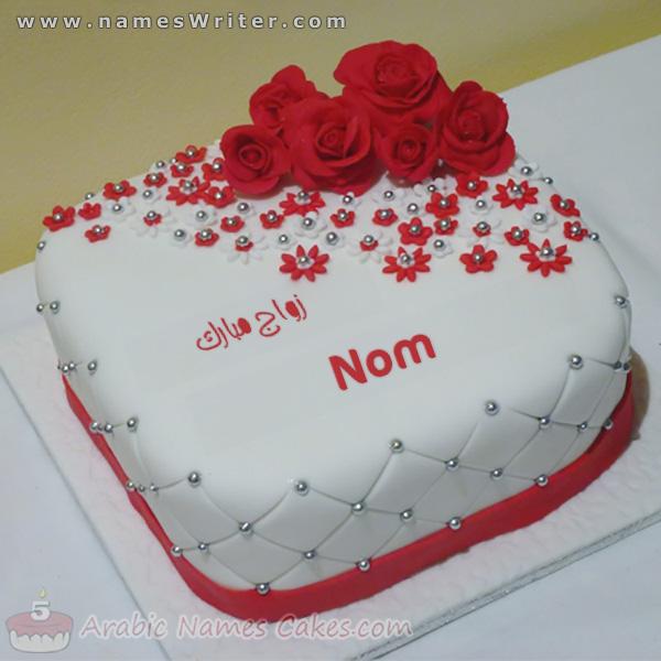 Gâteau d`oreiller avec des roses rouges et un mariage béni