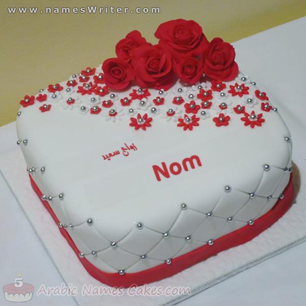 Gâteau d`oreiller avec roses rouges et mariage heureux