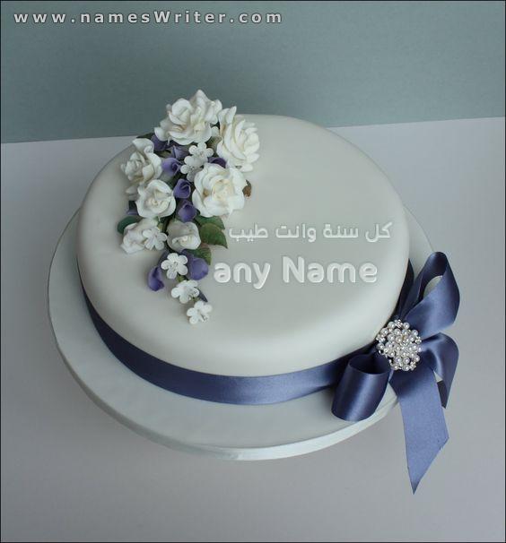 白とネイビーのバラで飾られた白いケーキ