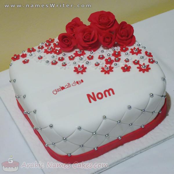 Gâteau d`oreiller avec roses rouges et félicitations aux fiancés