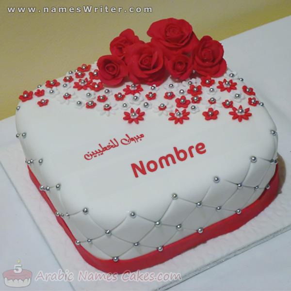 Pastel de almohada con rosas rojas y felicitaciones a los novios