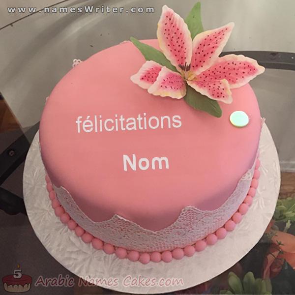 Pinky tarte avec une grosse rose et félicitations