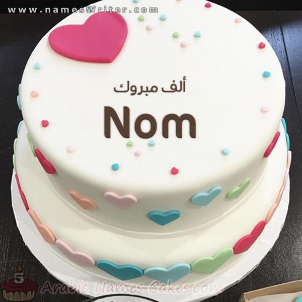 Son gâteau généreux et ses coeurs colorés pour les occasions heureuses et les félicitations