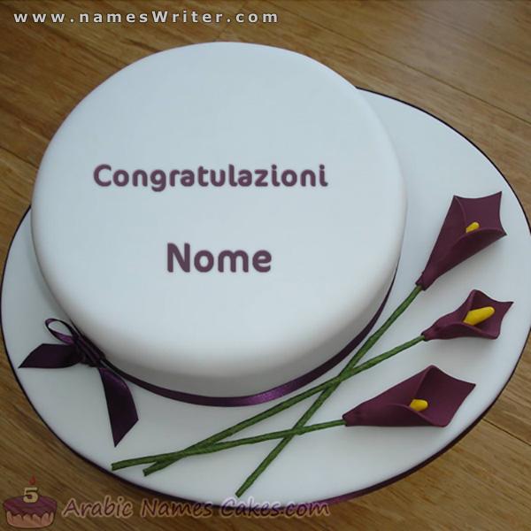 O bolo maravilhoso com creme e bowknot e parabéns