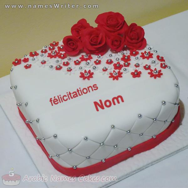 Gâteau d`oreiller avec roses rouges et félicitations