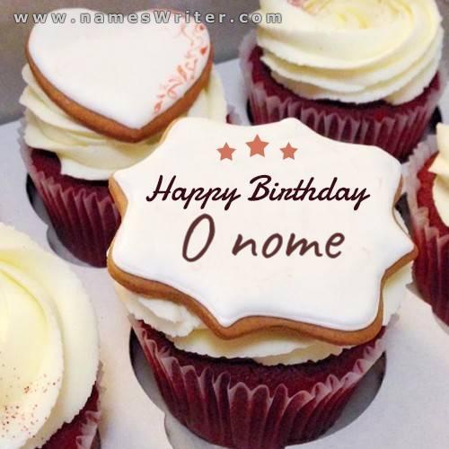 Cupcake de aniversário com creme e chocolate